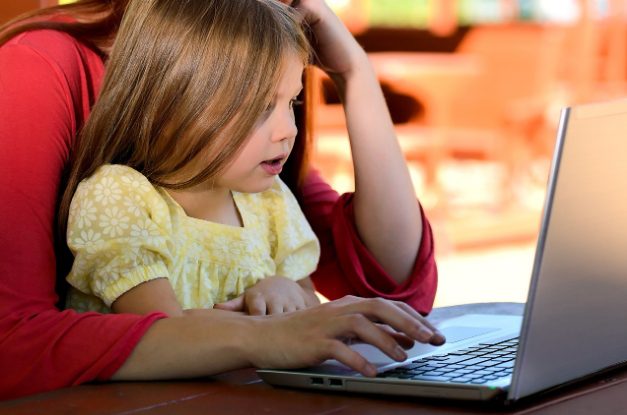 controlar las actividades en línea de los niños