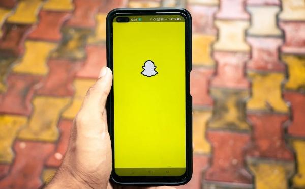 how to hide someone on snapchat without blocking