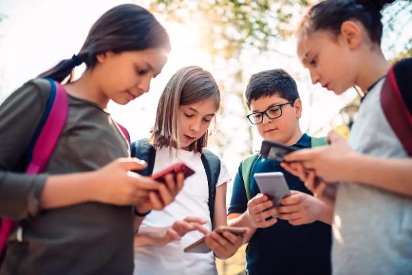 Jak sledovat hovory a texty z dětských telefonů