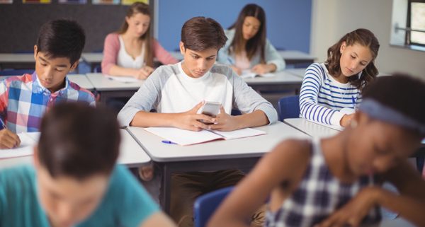 ¿Deberían los estudiantes tener teléfonos en la escuela?