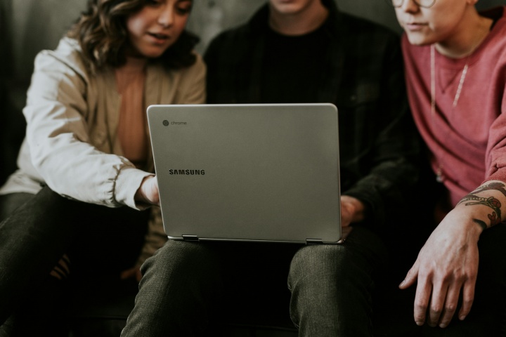 Tingkatkan pembelajaran dengan Chromebook terbaik untuk anak-anak