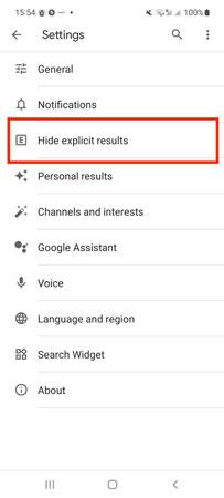 A Kifejezett találatok elrejtése opció keresése a Google-beállításban