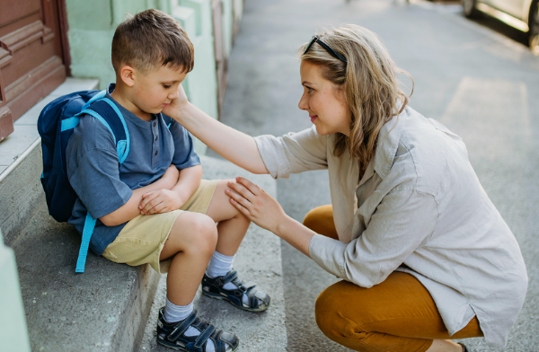 le parent réconforte son enfant