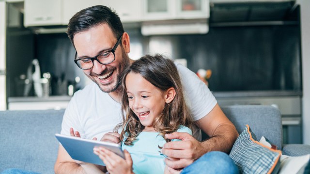 Controllo parentale quando i bambini esplorano l&#39;apprendimento online