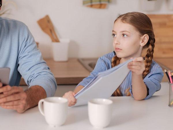 Signes de parents émotionnellement indisponibles