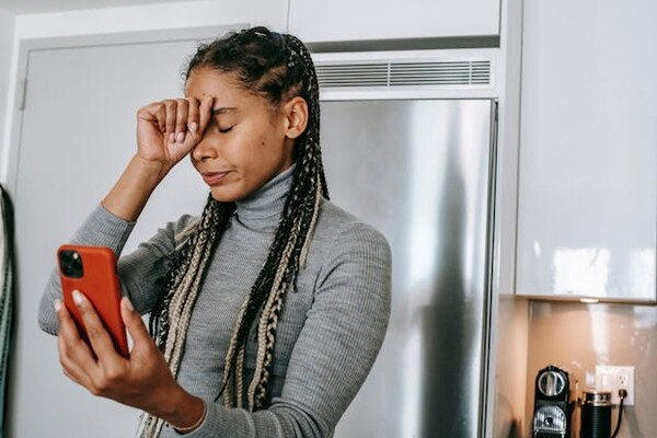 i telefoni creano dipendenza per gli adolescenti