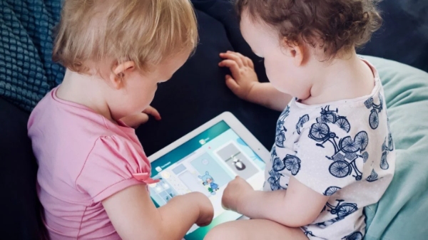 les enfants jouent à la tablette