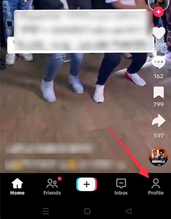 Haz clic en el ícono de la imagen de perfil en TikTok