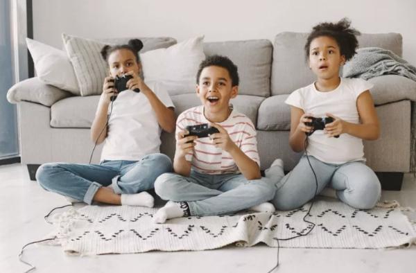 les enfants jouent à un jeu vidéo