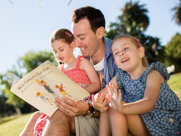 Histórias e leitura-com-kids Contar histórias e leitura com crianças para treinamento de habilidades sociais