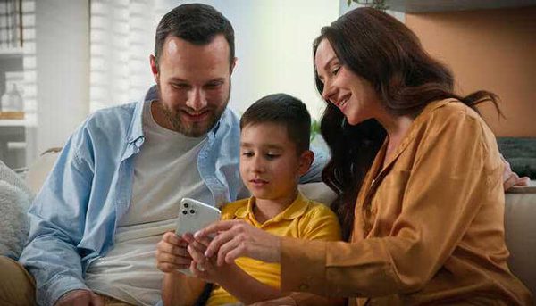 Orang tua membimbing anak-anak dalam penggunaan telepon yang bertanggung jawab