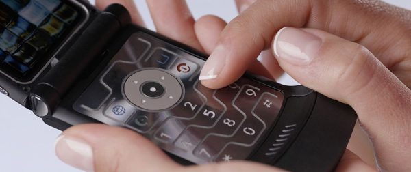 orang-orang menggunakan telepon