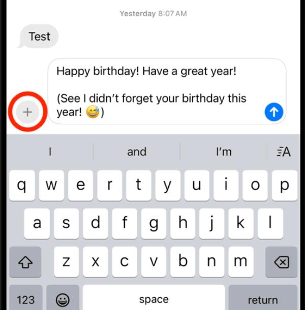 Toque el botón + en el mensaje de iPhone